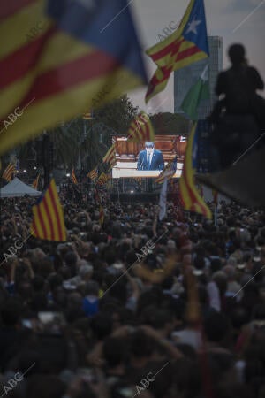 Ambiente previo al pleno en el Parlamento de Cataluña donde Puigdemont...