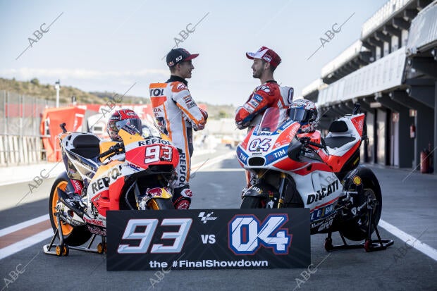 Marc Márquez posa junto a Andra Dovicioso, en el Circuito de la Comunidad...