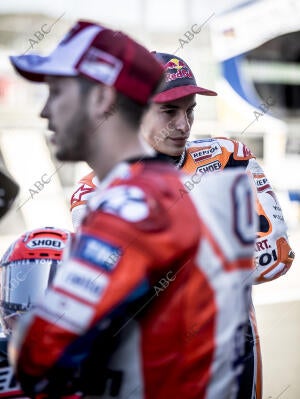 Marc Márquez posa junto a Andra Dovicioso, en el Circuito de la Comunidad...