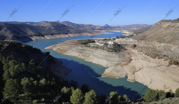 Reportaje de sequía. Pantanos y embalses. Embalse de Iznájar