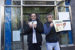 A la derecha de la foto, el lotero sostiene el cartel que anuncia el golpe de...