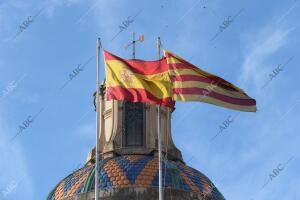 Bandera española y catalana en el palacio de la Generalidad de Cataluña