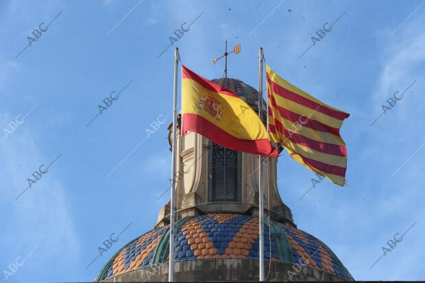 Bandera española y catalana en el palacio de la Generalidad de Cataluña