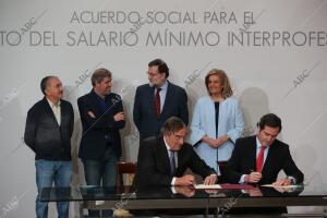 Firma del acuerdo del nuevo salario mínimo interprofesional presidido por...