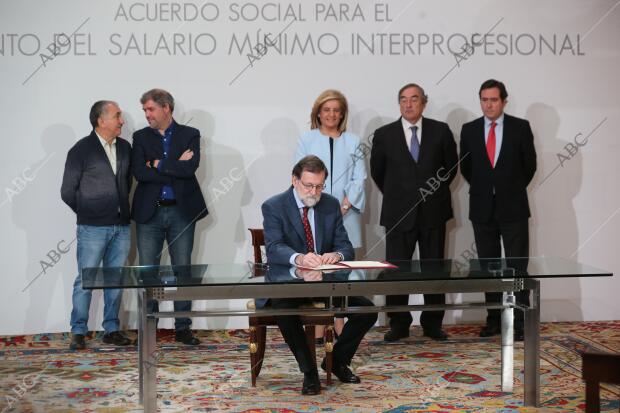 Firma del acuerdo del nuevo salario mínimo interprofesional presidido por...