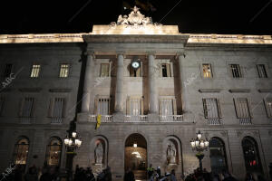 Lazo amarillo en el balcón del Ayuntamiento de Barcelona por los políticos...