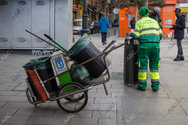 La suciedad y la basura y los residuos invaden las calles de Lavapiés