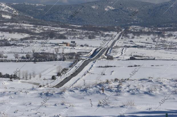 Paisajes nevados en los alrededores de la AP-6 y la A-6 entre Villacastin y san...