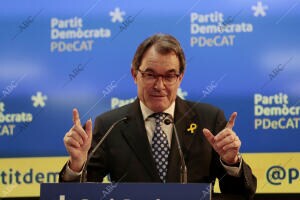 Artur mas anuncia en rueda de prensa su dimisión de la presidencia del Pdecat