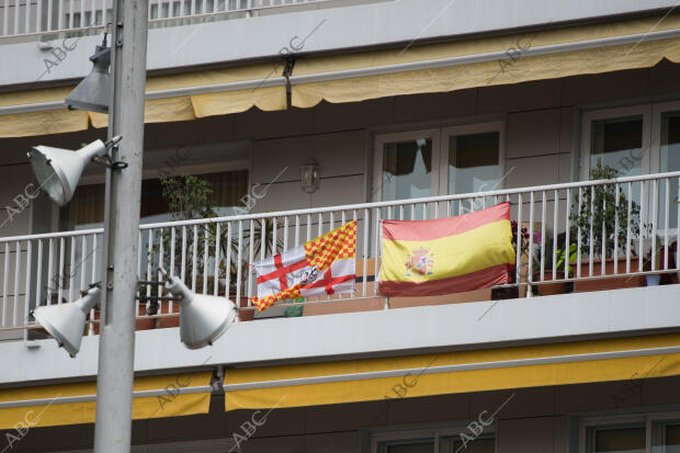 Banderas de Tabarnia y de España en la gran Via de Carlos Iii