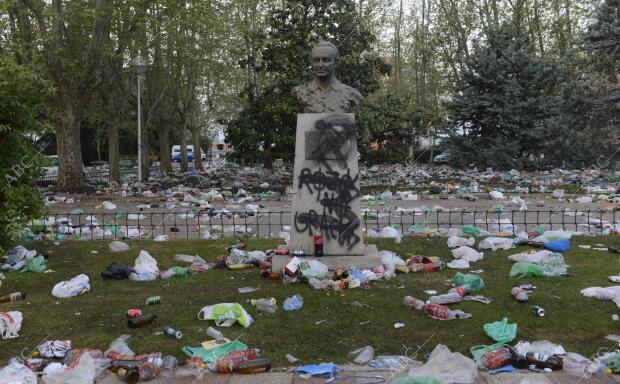 Restos de basura del macrobotellón celebrado en Ciudad Universitaria por la...