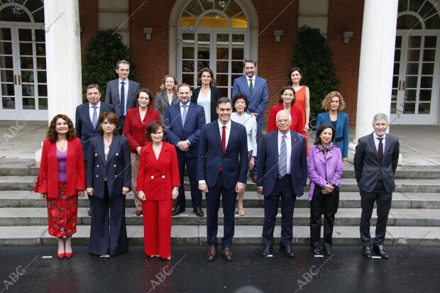 Primera reunión y foto de familia del Consejo de Ministros del nuevo gobierno...