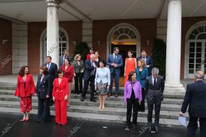 Primera reunión y foto de familia del Consejo de Ministros del nuevo gobierno...