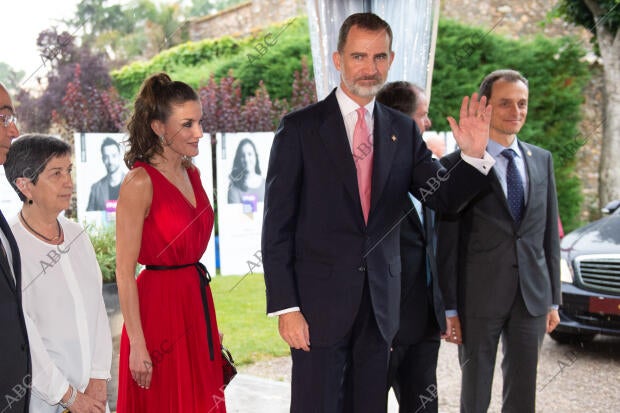 El Rey Felipe VI y la Reina Letizia a su llegada a la entrega de los premios de...