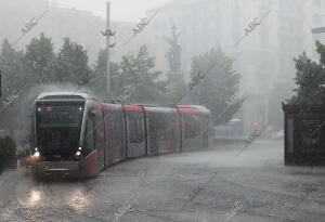 Fuerte tormenta de viento, lluvia y granizo cae sobre la capital aragonesa