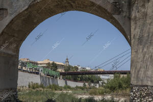 Vista del puente viejo y la Colegiata de Santa María desde el cauce del río...