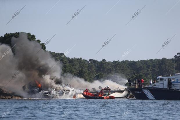 El Grove (Galicia), 24/07/2018. Barco turístico Incendiado