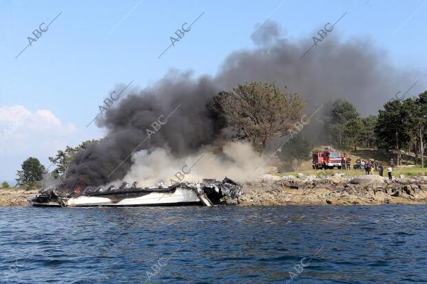 El Grove (Galicia), 24/07/2018. Barco turístico Incendiado