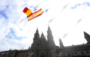 En la imagen, un paracaidista cruza plaza del Obradoiro con la bandera de España