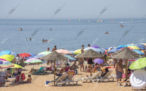 Lepe (Huelva), 18/08/2018. Veraneantes en la playa de la Antilla