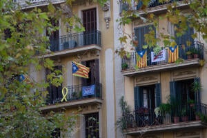 Lazos amarillos y banderas independentistas en la fachada de un edificio de...