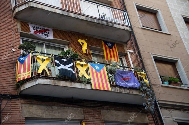 Lazos amarillos y banderas independentistas en la fachada de un edificio de...