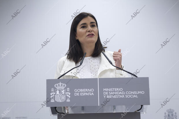 Carmen Montón ministra de Sanidad, defiende en rueda de prensa la legitimidad de...