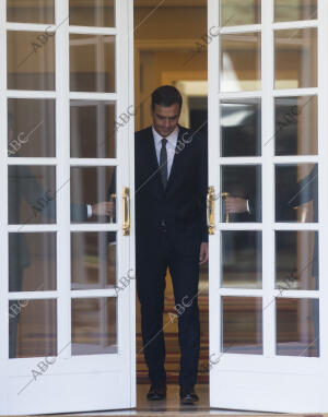 El presidente del Gobierno Pedro Sánchez, recibe en La Moncloa al presidente de...