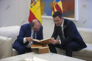 El presidente del Gobierno Pedro Sánchez, recibe en La Moncloa al presidente de...