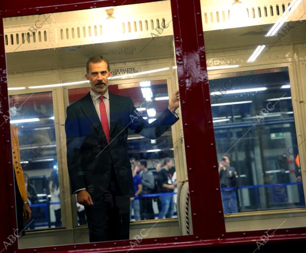 El Rey visita las instalaciones del Metro por su centenario