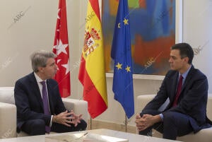 El presidente del Gobierno, Pedro Sánchez, recibe en el Palacio de La Moncloa a...