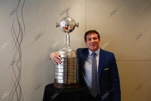En la imagen, con el trofeo de la Copa Libertadores
