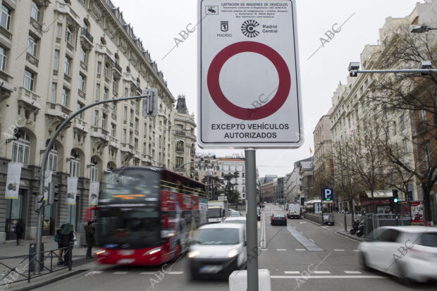 Calles de la ciudad con la señalización de entrada a Madrid Central