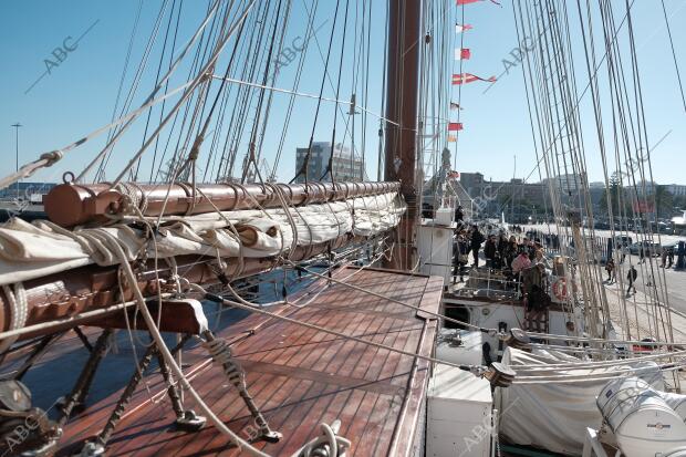 El buque escuela Juan Sebastian de Elcano, preparado para iniciar su XCI crucero...