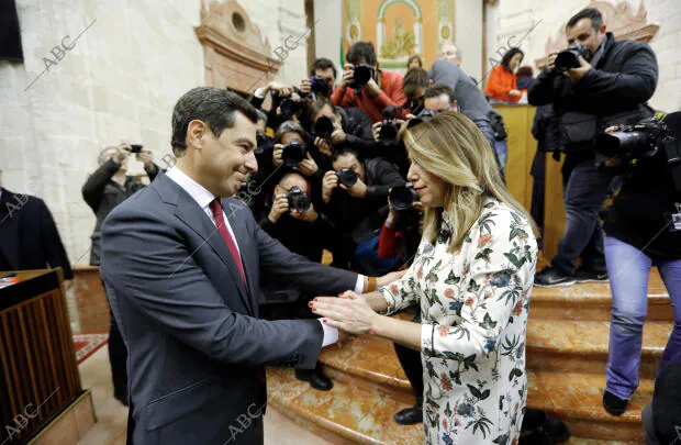 En la imagen, Susana Díaz saluda al nuevo presidente