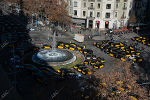 La Gran Vía cortada con los taxis paradas