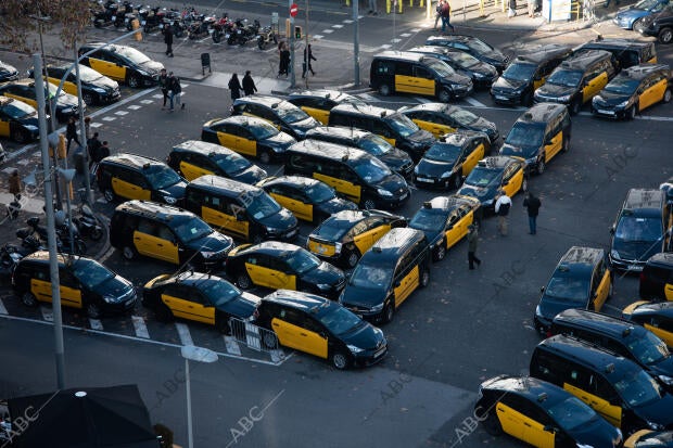 La Gran Vía cortada con los taxis paradas