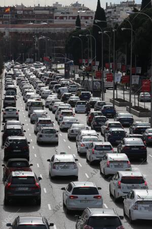 Manifestación a marcha lenta de taxistas, colapsando el tráfico en el paseo de...