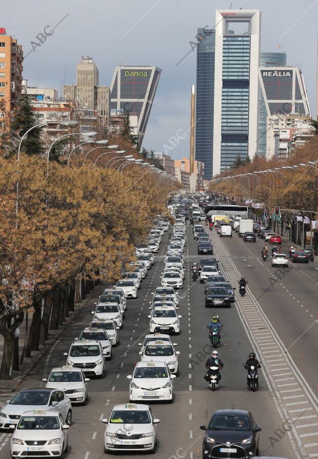 Manifestación a marcha lenta de taxistas, colapsando el tráfico en el paseo de...