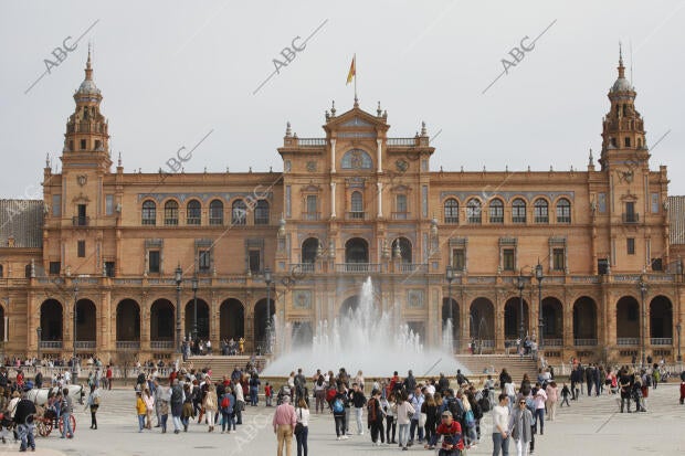 Turistas en la plaza de España