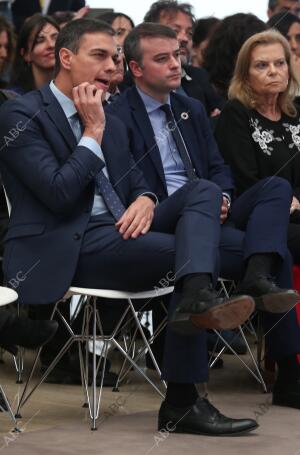 El presidente Pedro Sánchez preside la reunión con miembros de la Cultura y...