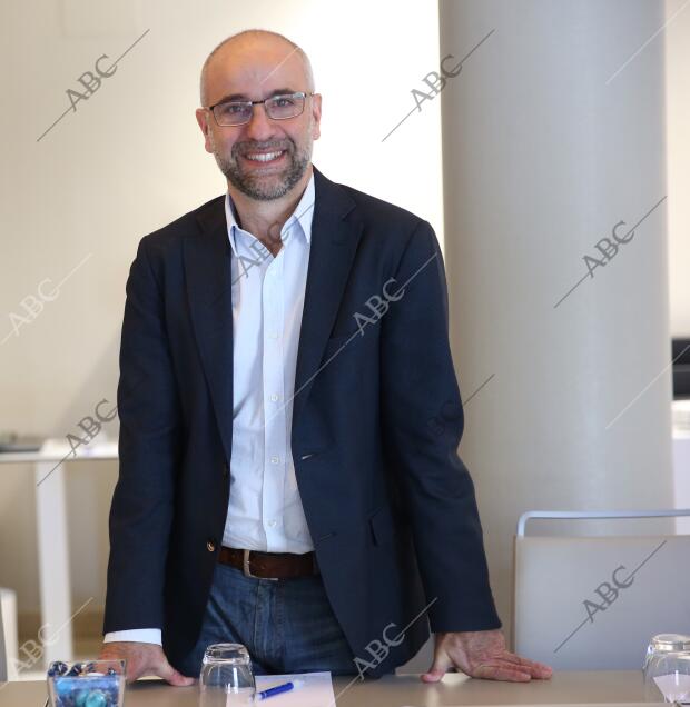 Entrevista a Javier Martínez Picado, profesor del Instituco Catalán de...