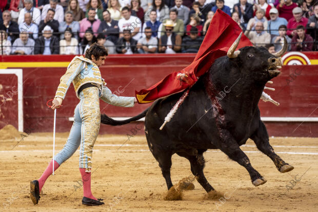 En la imagen, Sebastián Castella con el quinto toro de la tarde al que cortó dos...