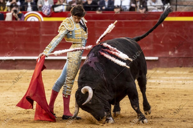 En la imagen, Sebastián Castella con el quinto toro de la tarde al que cortó dos...