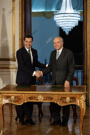 El Presidente de la Junta, Juanma Moreno, y el presidente de la Fundación...