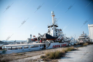 Barco de Open Arms amarrado en el puerto de Barcelona