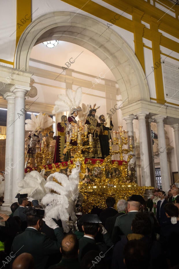 Semana Santa, Madrugada. Salida de la hermandad de la Macarena