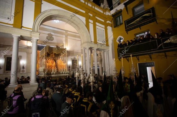 Semana Santa, Madrugada. Salida de la hermandad de la Macarena
