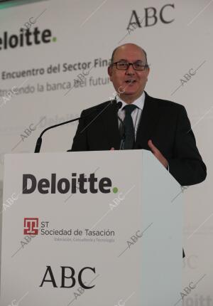 Discurso de apertura de José María Roldán, presidente de AEB, presentado por...