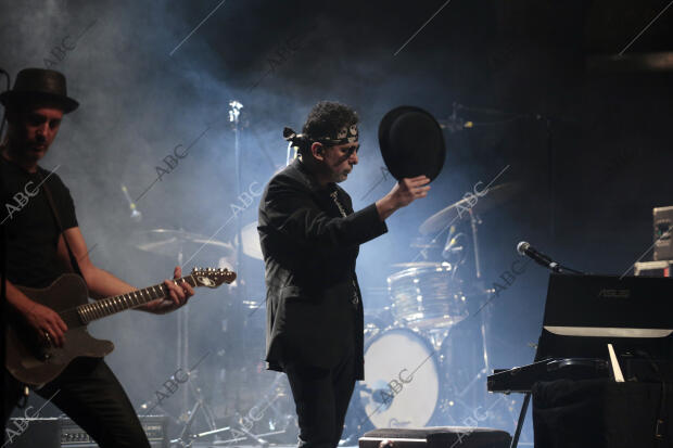 Andres Calamaro presenta «Cargar la suerte», dentro del festival Guitar Bcn, en...